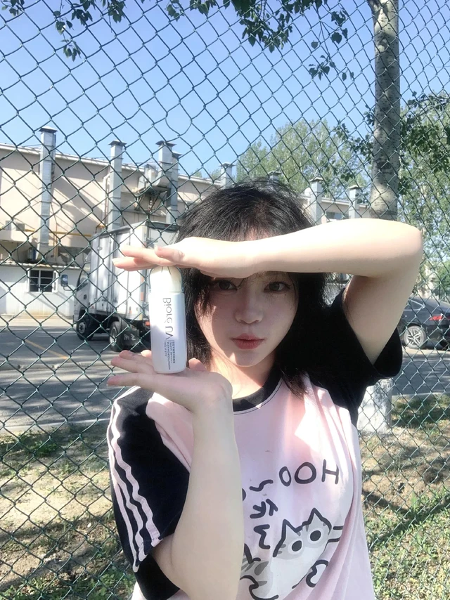 被我挖到了！学生党闭眼入的防晒。夏天紫外线真的太猛了，出门没做好防晒，分分钟被晒成“小黑人”！还好让我挖到了碧柔水活防晒水感凝蜜，简直是学生党的福音，性价比超高！
上妆服帖不会搓泥，而且是SPF50+