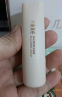 秋冬唇部救星！半亩花田玫瑰唇膏润到心坎里