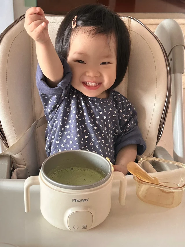 一岁宝宝的秋天营养早餐。一周又一周 顺应时节的变化会有调整
很多姐妹跟着我们打卡营养早餐 
孩子状态越来越好啦 
Omega-3营养油脂
搭配新鲜蔬果打制成绵密奶昔
每一口都是对身体的温柔滋养～
你的