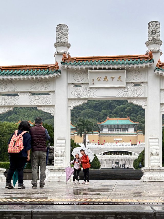 台湾印象（2）故宫博物院到了台湾，第一件事是去参观故宫博物院。走之前临时抱佛脚，了解了一下北京故宫的文物是怎么去的台湾。“九一八事变”后，日本入侵东北。为避免被日军掠夺，1933年，约13000箱北京