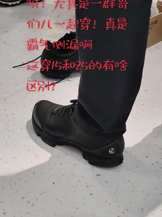 爱步大经典款怎么搭？👟爱步经典款穿搭思路来啦，简约大气又百搭，日常通勤或休闲都能穿。
1️⃣搭配牛仔裤：经典款休闲鞋配牛仔裤，随性又有格调，轻松打造韩系男友风。
2️⃣搭配休闲裤：无论是直筒裤还是束脚