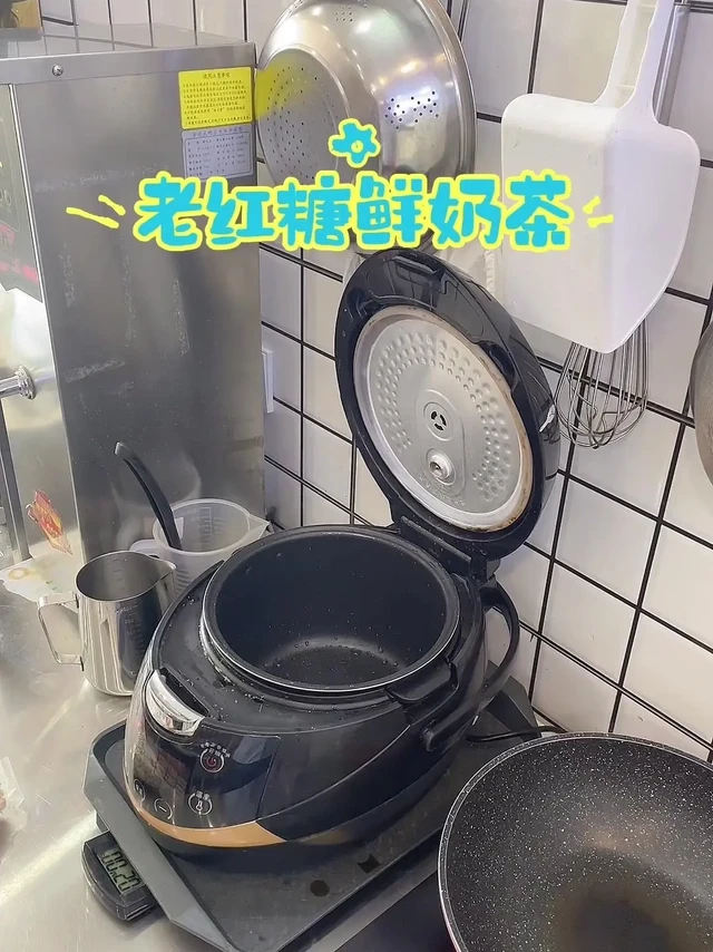 DIY老红糖鲜奶茶教程。自己在家煮珍珠超Q弹！0.9口径刚好，1.0吸管会堵哦～
先烧2000毫升水，水开后加珍珠，搅开避免结块，煮7-10分钟，期间记得捞结块。
煮好的珍珠过凉水更Q，晶体透亮超诱人