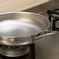 平底锅买多大的合适？平底锅买小不买大的原因，一文帮你选对尺寸