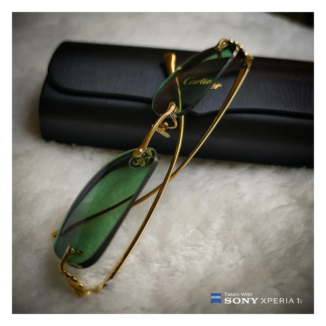 卡地亚，一个打算考虑购买高级眼镜的客户几乎绕不过的品牌！特别是卡地亚这款豹系列经典的猎豹无框镜架，它几乎成为了很多人的第一副卡地亚镜架！当然，也包括我自己！所以呢…这是我十二年前在香港溥仪购买的第一副