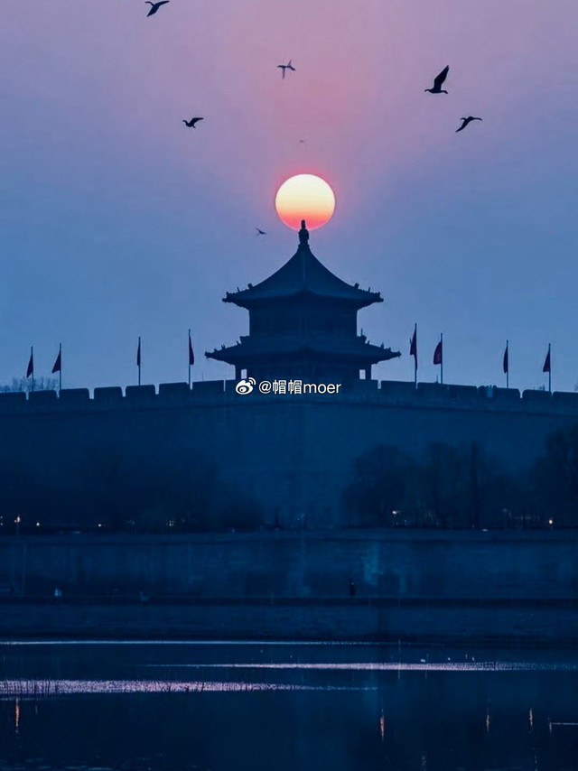 #带着微博巡游中国#碳水脑袋狂喜！发现了一条从山西到陕西再到甘肃的“中国胃”满足路线🍜，一路逛吃逛吃，还能打卡塔斯汀中国汉堡～路线我都整理好啦👇🚄 太原 → 西安 → 兰州·📍太原：晋祠的周柏唐槐、宋