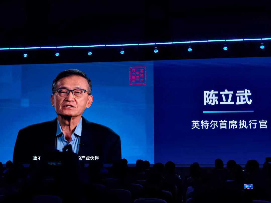 实拍极摩客携EVO系列桌面AI超算亮相2025英特尔技术创新大会