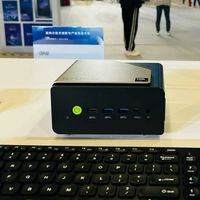 实拍极摩客携EVO系列桌面AI超算亮相2025英特尔技术创新大会