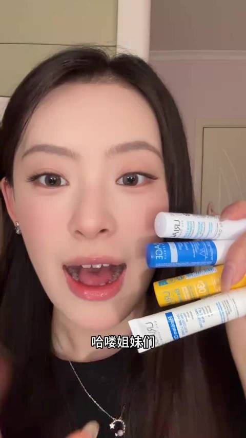 #彩妆产品##微博美妆大赛#  公主们～依泉这4支润唇膏真的绝！小黄管带防晒SPF30，户外必备；小蓝管深度保湿，夜间厚涂超舒服；小白管轻薄打底，口红前用不卡纹；绷带唇膏急救红肿，换季烂嘴救星！每支都