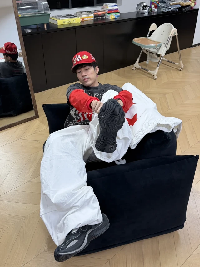 再也不穿巴黎世家。因为阿迪adidas这双FOS XLG SPEED（怪复杂的名字）
完全满足的我现在穿比较肥大的鞋子的需求（现在不太爱穿大鞋）
至少可以平替我的3XL 而且正儿八经跑步鞋 但又具有造