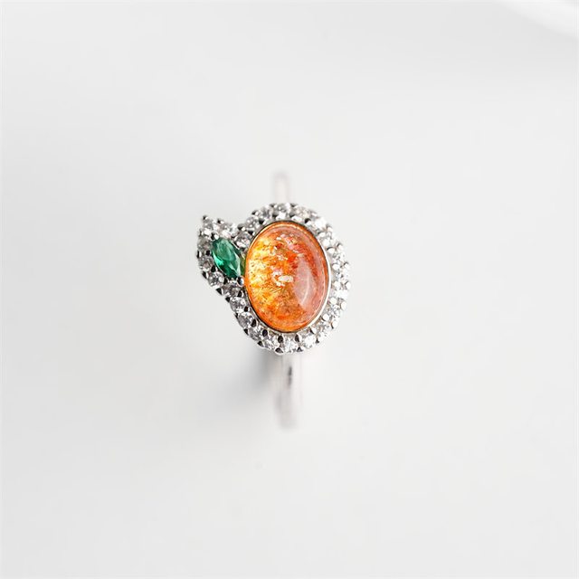 指尖的小太阳，点燃你的高光时刻 | 6x8mm金太阳石锆石围镶S925银活口戒指✨#时尚配饰# 今天分享一枚让大家一见钟情的“能量戒指”！它不像钻石那般清冷，也不像普通彩宝那样单调，它就像一颗被握在指