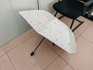 选择防晒防紫外线的晴雨两用伞蛮重要