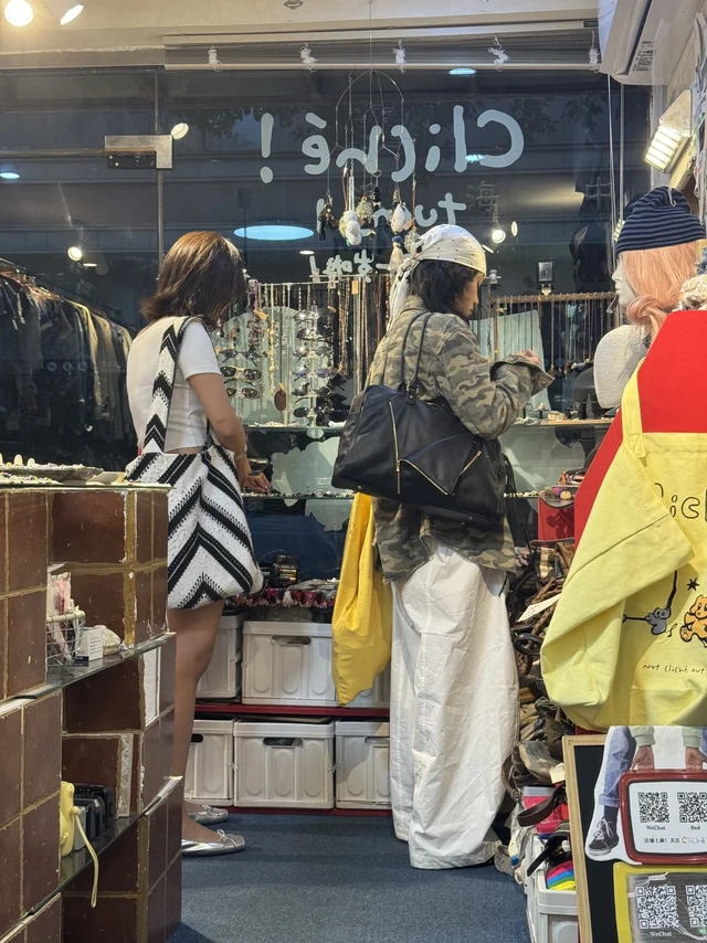 藏在上海市中心的美式宝藏小店🧸
复古控狂喜必冲！这家店太绝了
满满当当的收藏品看花眼
从复古周边到老式摆件
全都是店主多年收集的
空间虽然小但特别出片
建议大家工作日来打卡哦～
#古着店 #古着vin