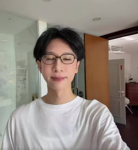 好用才推荐  选对好唇膏，告别手撕嘴皮秋冬天带妆人的最怕也是最容易尴尬的，就是嘴边因为千燥而暴起的小白皮儿，既然贵的唇膏不适合大家日常用，那今天就推荐一些更日常实用款。nuxe 蜂蜜润唇霜，给嘴唇像是