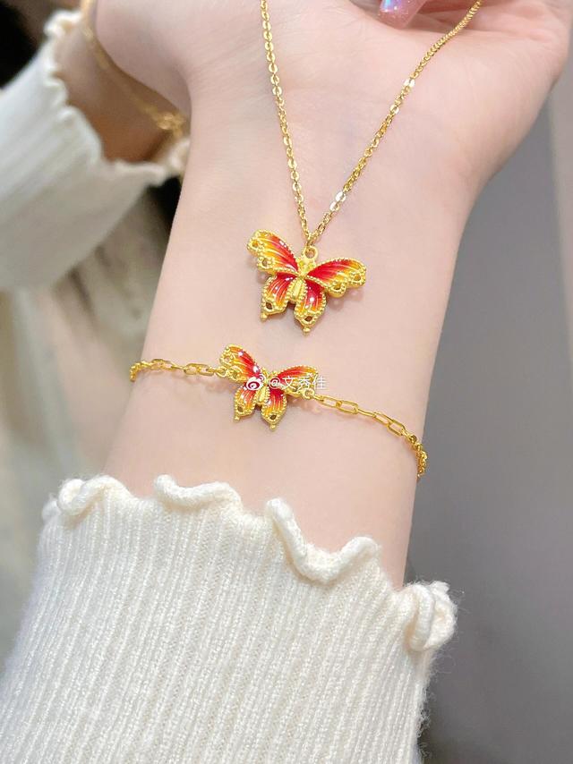 #配饰种草##时尚首饰#梦金园黄金蝴蝶系列配饰，腕间与颈上的灵动诗篇，我一直热衷于探寻那些独具匠心、能彰显个性魅力的宝贝。最近，我发现了梦金园黄金的蝴蝶系列时尚配饰，这个系列涵盖了项链、手链和戒指，每