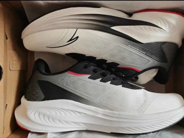 安踏毒刺6防泼水跑鞋体验