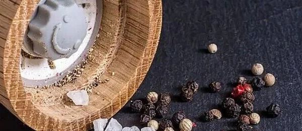 胡椒/花椒/海盐研磨器，塑料/玻璃/不锈钢/木质等，什么材质更好？手动/电动哪种更方便实用？