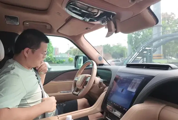 @仰望汽车 开着#仰望U8 去店里试驾#仰望U8L 进步太大啦，感觉就是二款车#仰望汽车 @仰望汽车｜无锡梁溪仰望中心