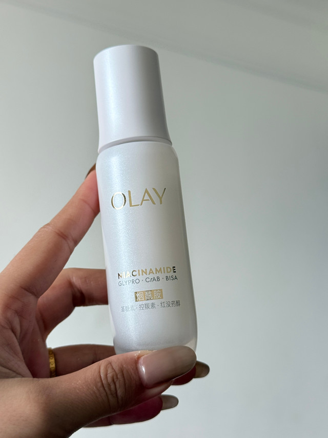 olay 水光美白精华它好清爽啊啊啊，油皮夏天都能天天用上脸即吸收的感觉目前和妮维雅双能 630 搭配用630 的肤感要润一点更像个乳液，这俩晚上一起用肤感上，这俩都喜欢，油皮也都可以用 每天洗脸完是
