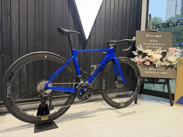 捷安特propel adv2改adv1。捷安特propel adv2升级adv1 尺码xs
车架23年6月10日激活 成色95新
升级7170电变大套
牙盘50-34 170腿长
飞轮11-34t
升