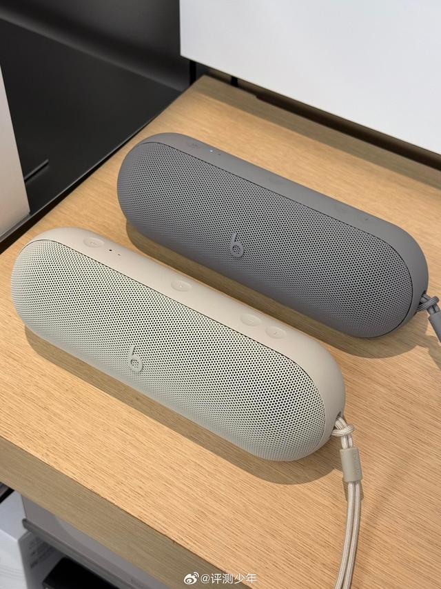 Beats Pill 蓝牙音箱🎶◦ 低音方面：采用全新设计的赛道式低音单元，活塞面积增大53%，内部换上磁铁等级更高的N50PH磁铁，电机动力提升28%，空气推动量提升90%，低音深沉饱满、冲击力强，