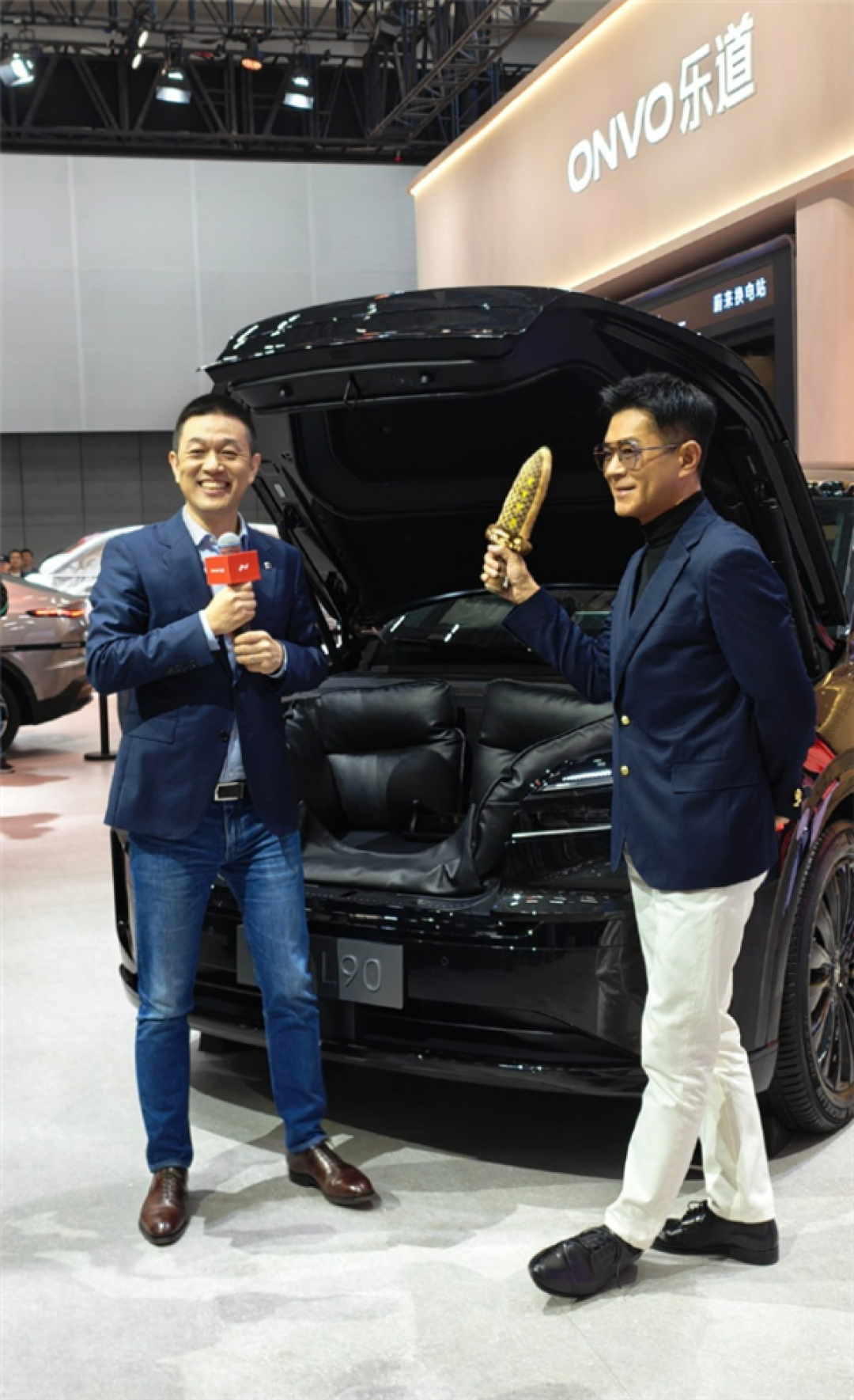 古天乐现身乐道展台秀粤语 李斌现场回赠一把“宝剑”