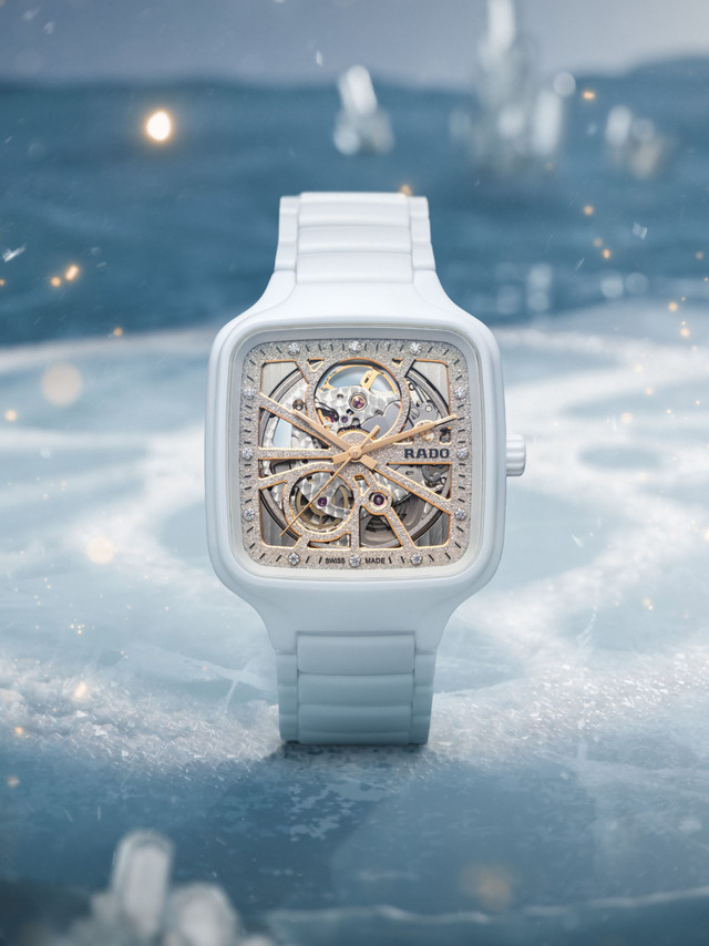 不是约定，却同时靠近真我系列镶钻机械腕表「极光白」/「银河灰」白色或等离子高科技陶瓷互为映照钻石光泽感粉末铺陈表盘在十二颗钻石的默契共鸣中这一刻的靠近，是心与心的回应#Rado瑞士雷达表##Rado真