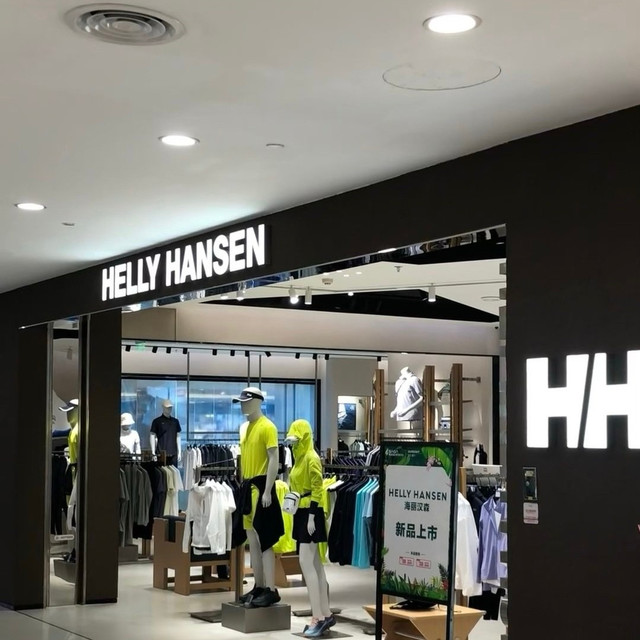 与王一博共赴，视野之外的征途。在聚光灯下，他是熠熠生辉的明星，舞台上的每一个舞步都能点燃粉丝的热情，影视作品里的每一次演绎都令人印象深刻；而在生活中，王一博是无畏的探索者，对未知的渴望引领他跨越山海，