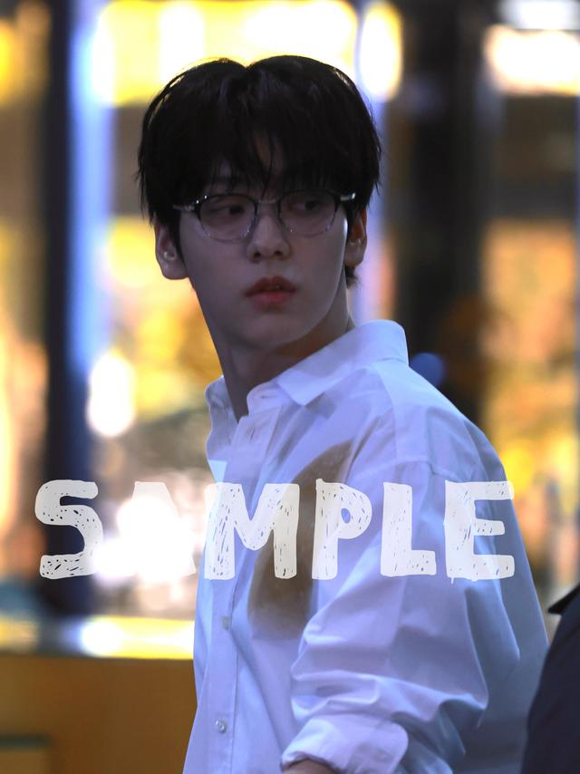 #奇迹冰冰的衣橱#  奇迹冰冰的衣橱系列更新✨这套白衬衣系列👔 衬衣来自于：MOSCHINO 25FW THE COTTON POPLIN SHIRT 👖 裤子来自于：MMIC Beige Panel