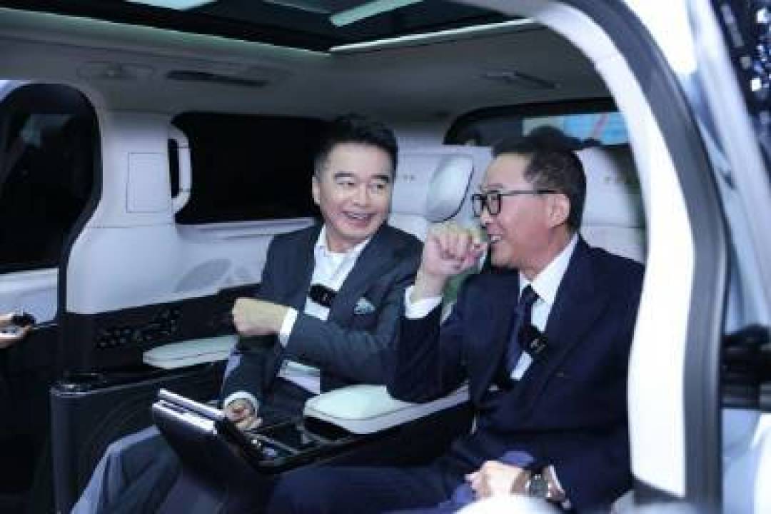 吴刚许亚军现身广州车展引爆高潮,复刻经典引热议