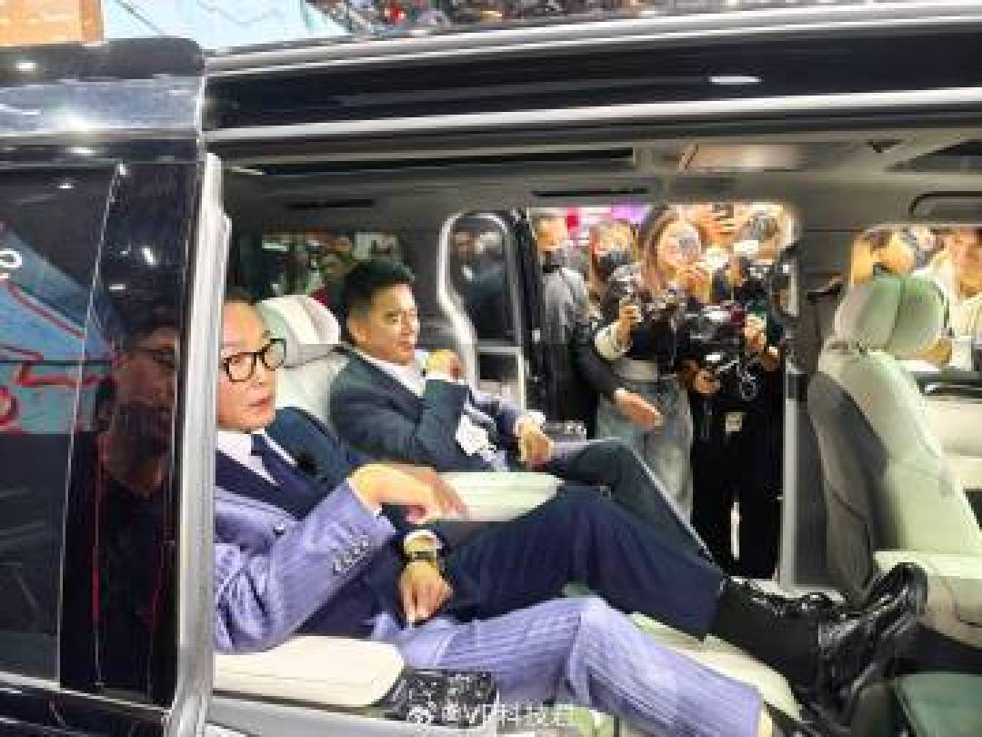 吴刚许亚军现身广州车展引爆高潮,复刻经典引热议