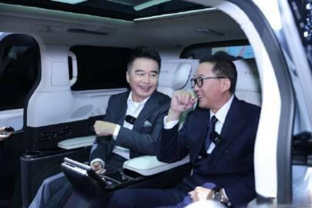 吴刚许亚军现身广州车展引爆高潮,复刻经典引热议