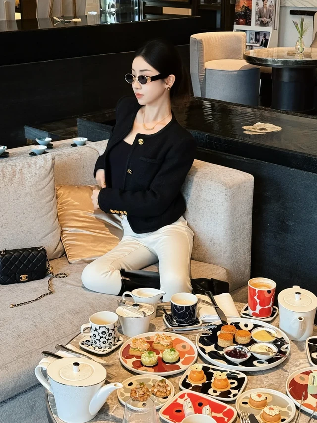 被𝑀𝑎𝑟𝑖𝑚𝑒𝑘𝑘𝑜器具和创意甜品包围
搭配JW的好品味
	
就是浦东的风实在太大
好在在喜欢的地方和喜欢的朋友
愉快的过休息日☕️
	
这次Marimekko和上海JW联名的下午茶
视觉的冲击感很强