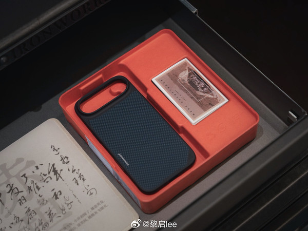 开箱 newcloth 新品 赤壁「赵子龙」手机壳📱#iPhone Air# 采用蓝色编织凯芙拉与 Vectran 材质混编，这让壳体背面有了凹凸的手感，并非之前纯平类的触感，刚套上还是很新奇的，壳体