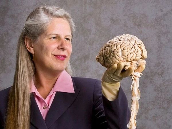 她醒来那一刻，左脑彻底死机，接下来发生的事改变了世界