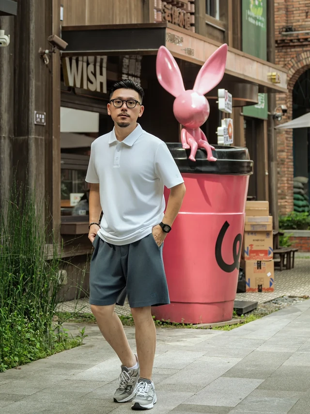 40+大叔的穿搭不一定要那么正式👕🩳。都说上了40的大叔，得穿的稳重点，可我就要有点不同！
今天这套白小Tpolo衫+短裤，就是好的例子，用polo衫的稳重搭配运动感十足的短裤，再一双运动鞋，让搭配一