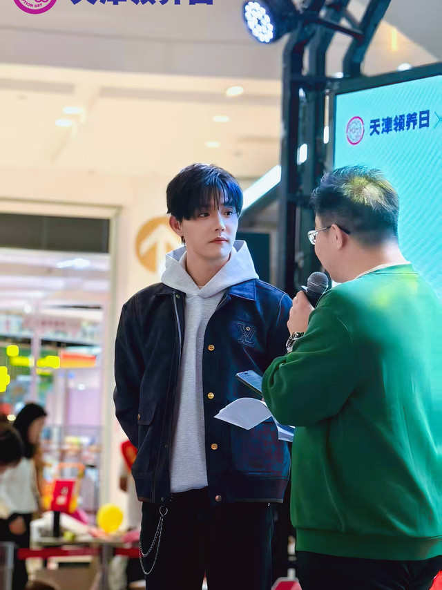 杜亚飞这一次，因为一个人，将温暖传递给更多的人共同关注天津领养日！演员@杜亚飞Moments_ 先生现身活动现场，被正式授予 “公益大使” 称号。他蹲下身，轻声和待领养的毛孩子说话，像对待老朋友一样温