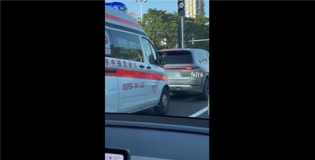 广州一小车拒不礼让救护车被罚 扣3分罚200元:网友吐槽素质低、应重罚