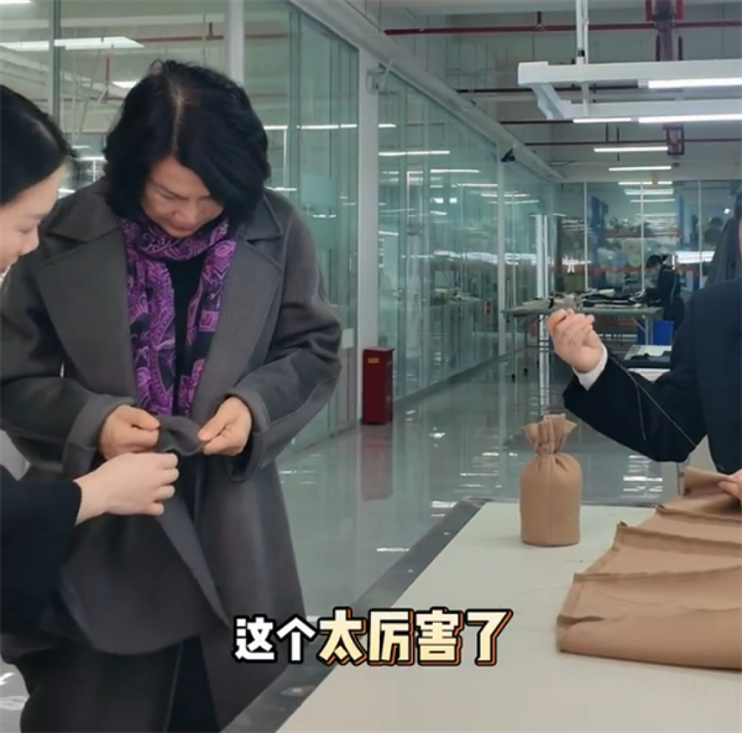 71岁董明珠现身直播间卖大衣 网友:很有气质就是1.5万太贵