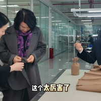 71岁董明珠现身直播间卖大衣 网友：很有气质就是1.5万太贵