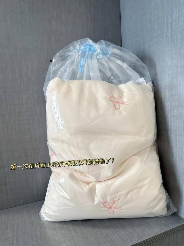 夏天睡觉总被热醒、一身汗？水星家纺冰丝被四件套，救大命了！它用的是透气冰丝面料，贴肤就有凉意，能快速散掉热气，睡觉不闷汗，被子里一直干爽舒适。而且它颜值超高，简约时尚，能适配各种家装风格。脏了直接扔洗