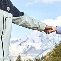 骆驼熊猫冲锋衣三合一：户外探险的时尚全能守护者