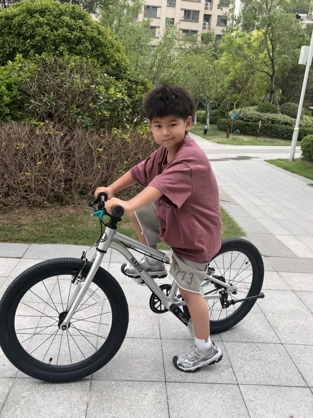 已买 来讲一下感受 我儿子身高接近120不会骑车 刚开始还挺纠结18寸和20寸 觉得20寸会大的脚不着地 但是又怕18寸的对学会以后来说有点小 那贝斯会比平常的20寸偏小一点 又比18寸大一点 但是安