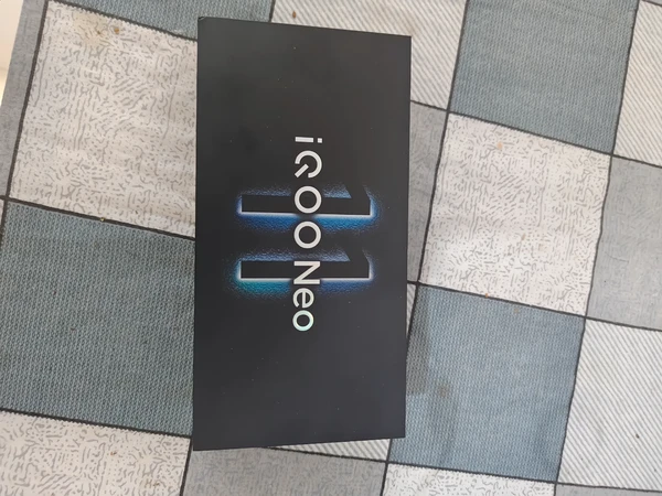 neo11到手之后这个疾风配色，非常的炫酷，手持左右晃动，还可以看到渐变色。体验一下王者荣耀非常丝滑跟手游戏内可以开启144hz以及插针。游戏运行过程没有感受到掉帧，画面细腻通透。又在室外拍了两张照片