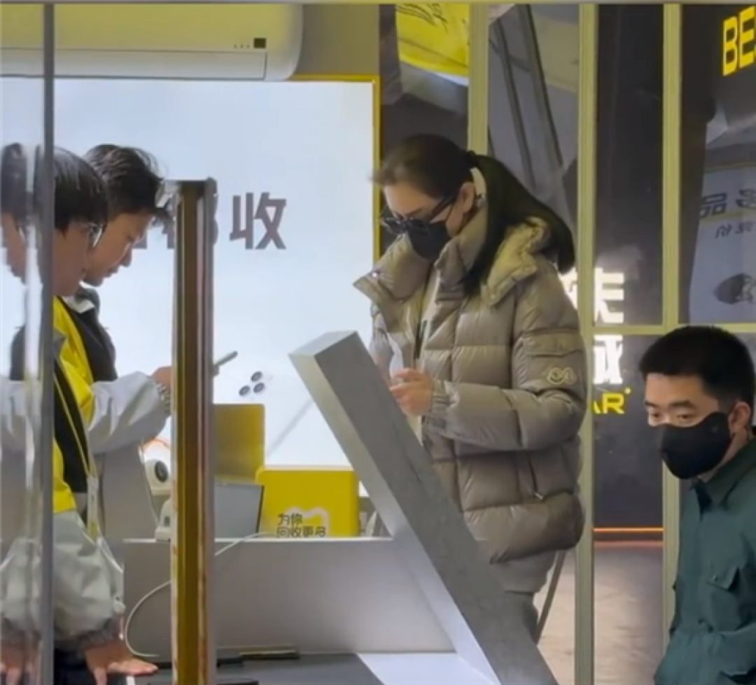 李想夫妇现身二手手机回收店 网友:百亿富豪真会过日子