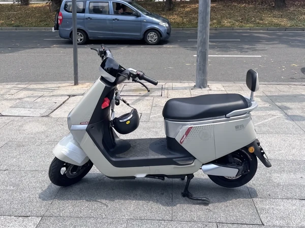 爱玛2025领航官，72v只要2999。爱玛2025领航官，国民好车，72v21a石墨烯电池只要2999
爱玛2025新款领航官，随意选择，高颜值外观，方正美学，性能强劲，轻松出街。双碟刹
+HDC+