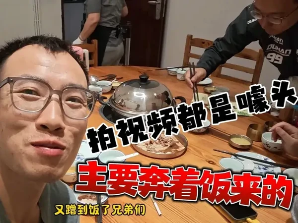 又要到饭了兄弟们！ #机车 #摩托车 #爱机车爱生活 #摩托车装备 #百万骑行装备 杜汉的衣服怎么感觉都有点非主流的影子？我怀疑老板十几年前是杀马特小伙！哈哈哈哈哈哈！这次摩旅广东带你们看各个品牌的摩