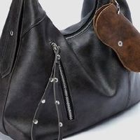 新品开箱！UR 2025复古挂饰斜挎包，解锁秋日穿搭亮点