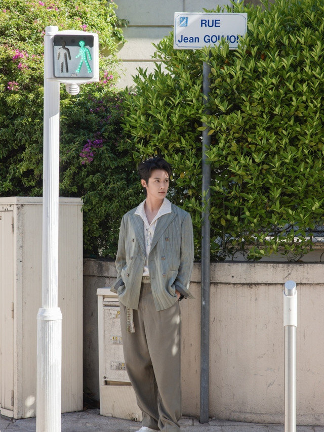 #AN明星滤镜#郑业成@D郑业成C 上身演绎ARTICLE NO. DUNE JOGGER“沙丘慢跑”系列运动鞋夏日街头亮点刷新，请向郑业成看过来～用一双兼顾舒适度与镜头感的AN慢跑鞋搭配休闲型格，自