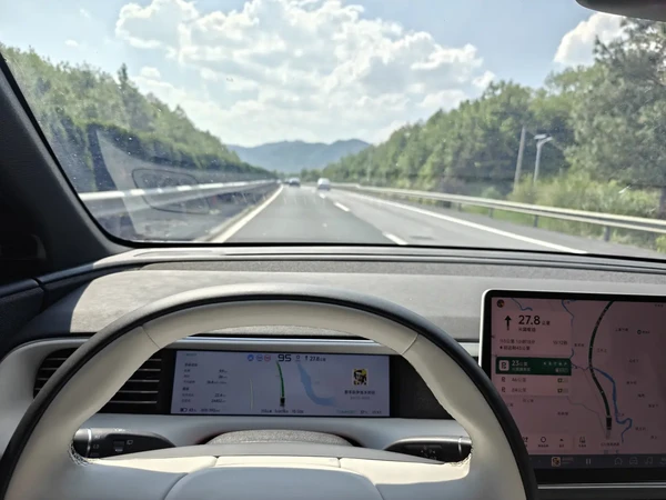 小鹏辅助驾驶，假期出行的智能伙伴 🚗✨