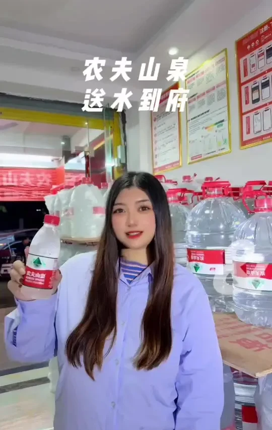 农夫山泉送水到府了，不用出门就能送水到家，100元4桶19L，喝得放心，就在老城绿生花园，可冲#农夫山泉 #农夫山泉送水到府 #农夫山泉天然饮用水